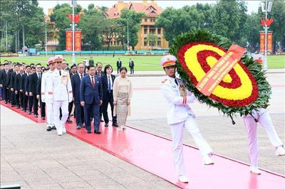 Tổng thống Myanmar và Phu nhân viếng Chủ tịch Hồ Chí Minh và tưởng niệm các Anh hùng liệt sĩ
