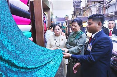 Phu nhân Tổng Bí thư, Chủ tịch nước Tô Lâm và Phu nhân Tổng thống Myanmar tham quan làng lụa Vạn Phúc
