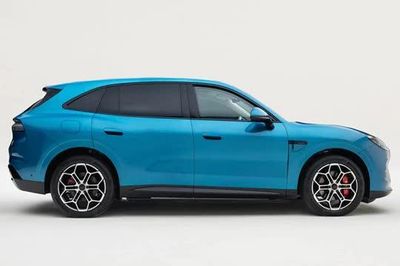 SUV dài hơn 5 mét, mạnh 748 mã lực, giá gần 1 tỷ đồng