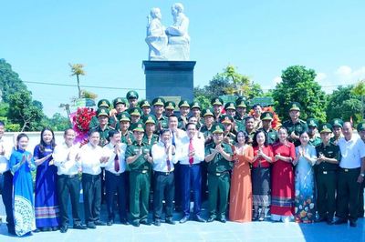 Nghệ An: Khánh thành tượng đài 'Nghe lời non nước'