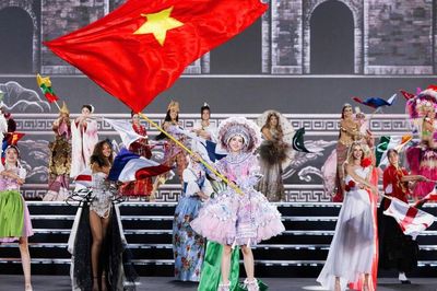 Bảo Ngọc rạng rỡ vẫy cờ Tổ quốc mở màn chung kết Miss World 2026