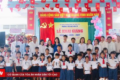 TAND TP Cần Thơ trao quà cho học sinh, người dân khó khăn tại xã Hòa Tú
