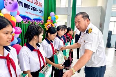 Sắc trắng Hải quân ấm áp ngày khai trường vùng cao