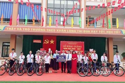 Trường Đại học Công nghiệp Việt Trì: Tặng xe đạp cho học sinh nhân dịp năm học mới