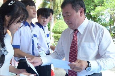1.216 học sinh Trường THPT Hòn Đất bước vào năm học mới