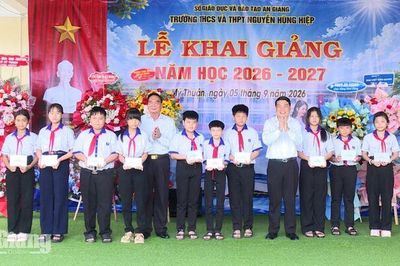 Đại tướng Lê Hồng Anh dự khai giảng, trao 50 triệu đồng cho Trường Nguyễn Hùng Hiệp