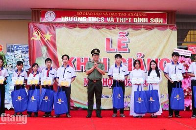 10 học sinh khó khăn nhận quà 2,5 triệu đồng ngày khai trường