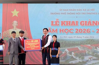 Phó Bí thư Thường trực Thành ủy Nguyễn Khắc Toàn dự lễ khai giảng Trường Phổ thông nội trú Tiểu học và THCS La Dêê