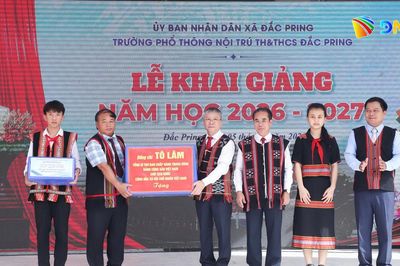 Chủ tịch HĐND thành phố Nguyễn Đức Dũng dự khai giảng tại Trường Phổ thông nội trú liên cấp Tiểu học - THCS Đắc Pring
