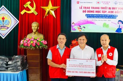 Bàn giao hơn 2 tỷ đồng hỗ trợ 6 trường học phục hồi sau thiên tai