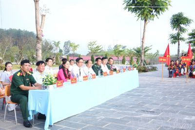 Đồng chí Phạm Đức Toàn dự khai giảng năm học mới tại Trường PTNT Tiểu học và THCS Si Pa Phìn