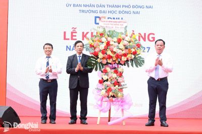 Phó Bí thư Thành ủy Võ Tấn Đức dự lễ khai giảng tại Trường đại học Đồng Nai