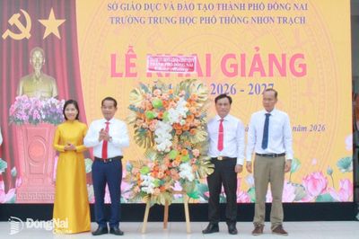 Phó Bí thư Thành ủy, Trưởng ban Tổ chức Thành ủy Thái Bảo dự lễ khai giảng năm học mới tại Trường THPT Nhơn Trạch
