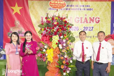 Đồng chí Tôn Ngọc Hạnh, Ủy viên Trung ương Đảng, Phó Bí thư Thường trực Thành ủy, Chủ tịch HĐND thành phố dự khai giảng năm học mới tại Trường tiểu học Nguyễn Bá Ngọc