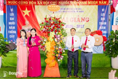 Đồng chí Tôn Ngọc Hạnh, Ủy viên Trung ương Đảng, Phó Bí thư Thường trực Thành ủy, Chủ tịch HĐND thành phố dự khai giảng năm học mới tại Trường tiểu học Nguyễn Bá Ngọc