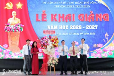 Phó Bí thư Thành ủy, Chủ tịch UBND thành phố Nguyễn Văn Út dự lễ khai giảng năm học mới tại Trường THPT Trấn Biên