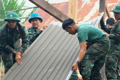 Gia Lai: Huy động 219 cán bộ, chiến sĩ giúp người dân buôn Jứ chuyển về nơi ở mới