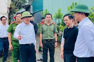 Chủ tịch UBND tỉnh Phạm Anh Tuấn kiểm tra tình hình ngập cục bộ tại phường Thống Nhất