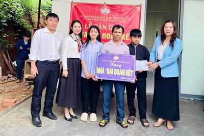 Bàn giao nhà "Đại đoàn kết" cho gia đình chính sách tại xã Hra