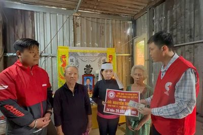 Hội Chữ thập đỏ tỉnh Gia Lai trao 20 triệu đồng cho gia đình nạn nhân tử vong do tai nạn