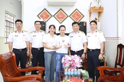 Vùng 4 Hải quân tặng quà con quân nhân nhân dịp khai giảng năm học mới