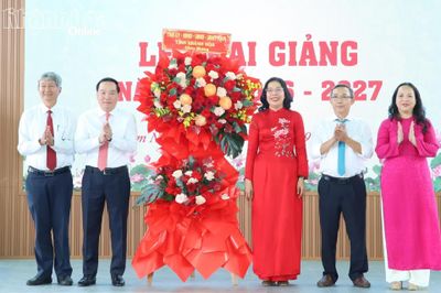 Phó Bí thư Thường trực Tỉnh ủy Hồ Xuân Trường dự lễ khai giảng năm học mới tại Trường THPT Chuyên Lê Quý Đôn - Nam Nha Trang