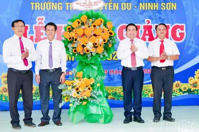 Chủ tịch HĐND tỉnh Lâm Đông dự lễ khai giảng năm học mới tại Trường THPT Nguyễn Du - Ninh Sơn