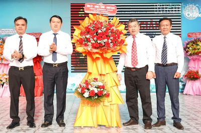 Trưởng Ban Tổ chức Tỉnh ủy Lương Đức Hải dự lễ khai giảng năm học mới tại Trường THPT Ngô Gia Tự
