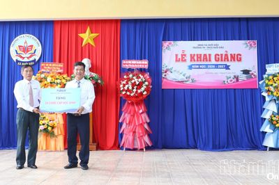 Báo và Phát thanh, Truyền hình Khánh Hòa phối hợp tặng quà học sinh Trường Tiểu học - THCS Suối Dầu