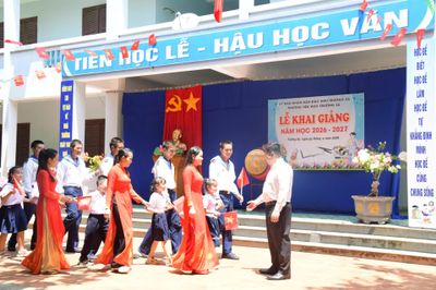 Rộn ràng khai giảng năm học mới ở đặc khu Trường Sa