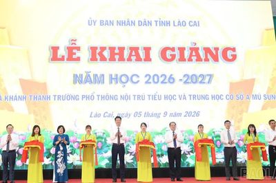 Phó Bí thư Tỉnh ủy, Chủ tịch Ủy ban MTTQ Việt Nam tỉnh Nguyễn Thế Phước dự lễ khánh thành và khai giảng năm học mới tại Trường Phổ thông nội trú TH&THCS A Mú Sung