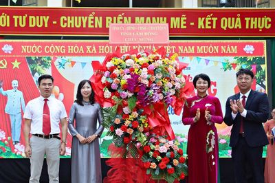 Phó Bí thư Tỉnh ủy Phạm Thị Phúc dự khai giảng tại Nam Ban Lâm Hà