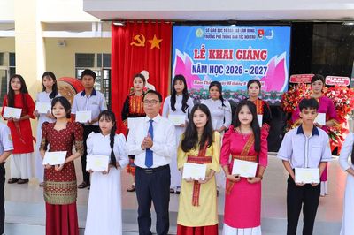 Phó Bí thư Thường trực Tỉnh ủy Lâm Đồng Đặng Hồng Sỹ dự khai giảng tại Trường Phổ thông Dân tộc nội trú