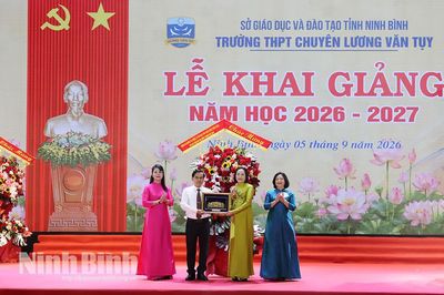 Đồng chí Phó Chủ tịch Quốc hội Nguyễn Thị Thanh và đồng chí Bí thư Tỉnh ủy Trần Huy Tuấn dự khai giảng năm học mới tại điểm cầu Trường THPT chuyên Lương Văn Tụy