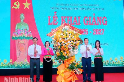 Đồng chí Phó Bí thư Tỉnh ủy, Chủ tịch HĐND tỉnh Lê Quốc Chỉnh dự Lễ khai giảng năm học mới tại Trường THPT Dân tộc nội trú tỉnh Ninh Bình