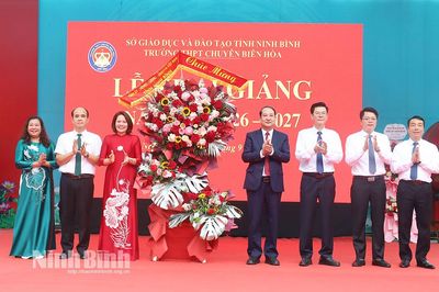 Đồng chí Phó Bí thư Tỉnh ủy, Trưởng Đoàn đại biểu Quốc hội tỉnh Mai Văn Tuất dự Lễ khai giảng năm học mới tại Trường THPT chuyên Biên Hòa