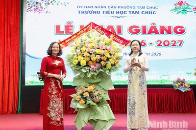 Đồng chí Phó Bí thư Tỉnh ủy, Chủ tịch Uỷ ban MTTQ Việt Nam tỉnh Đinh Thị Lụa dự khai giảng năm học mới tại Trường Tiểu học Tam Chúc