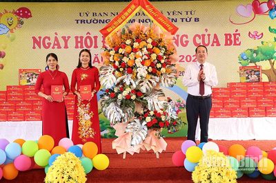 Đồng chí Phó Bí thư Tỉnh uỷ, Trưởng Đoàn ĐBQH tỉnh Mai Văn Tuất thăm, tặng quà các Trường Mầm non tại xã Yên Từ