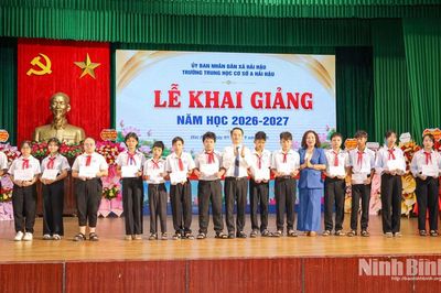 Đoàn đại biểu Quốc hội tỉnh trao quà cho học sinh có hoàn cảnh khó khăn tại Trường THCS A Hải Hậu