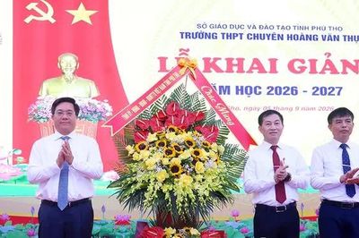 Chủ tịch UBND tỉnh Trần Duy Đông dự khai giảng năm học mới tại Trường THPT Chuyên Hoàng Văn Thụ