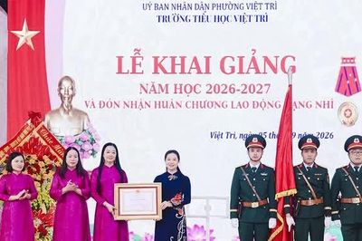 Trường Tiểu học Việt Trì khai giảng năm học mới, đón nhận Huân chương Lao động hạng Nhì