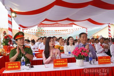 Đồng chí Chủ tịch HĐND tỉnh dự lễ khai giảng tại Trường phổ thông nội trú tiểu học và THCS Dân Hóa