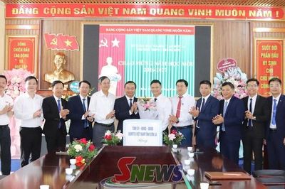Đồng chí Phó Chủ tịch Thường trực UBND tỉnh đến chúc mừng, động viên thầy và trò Trường THCS và THPT Chiềng Sơn nhân dịp khai giảng năm học mới