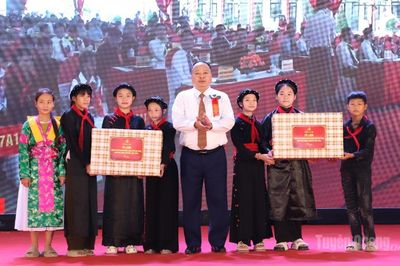 Chủ tịch UBND tỉnh Phan Huy Ngọc dự Lễ khai giảng tại Trường Phổ thông nội trú Tiểu học và THCS Minh Tân