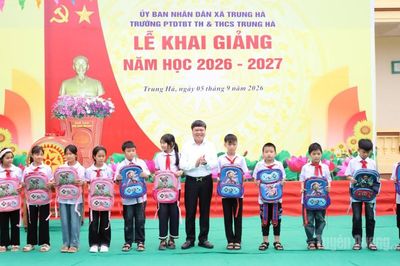 Trao 170 suất quà cho học sinh khó khăn nhân dịp khai giảng năm học mới
