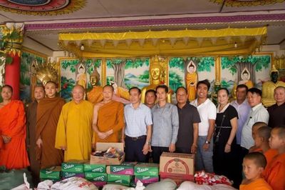 Lào: Chùa Khải Nam (tỉnh Thanh Hóa) thăm và tặng quà tại tỉnh Hủa Phăn