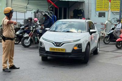 TP.HCM: Xử phạt hàng chục phương tiện vi phạm hành lang an toàn đường sắt