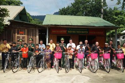 Mang 'Nghĩa tình biên giới' đến đồng bào vùng biên ngày đầu năm học mới