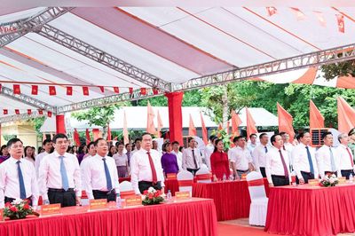 Chủ tịch Quốc hội Trần Thanh Mẫn dự Lễ khai giảng năm học mới tại Trường THPT Lê Quý Đôn, Hưng Yên