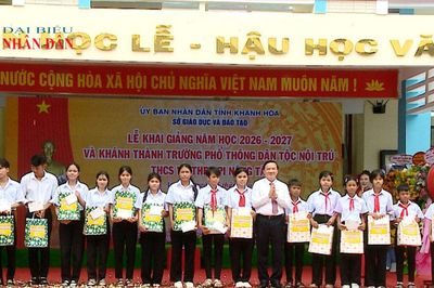 Phó Chủ tịch Quốc hội Nguyễn Khắc Định dự khai giảng tại trường dân tộc nội trú Pi Năng Tắc